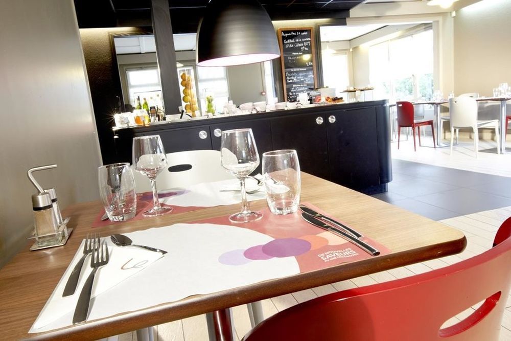 โรงแรม แคมพาไนล์ อะแวลลอน Sauvigny-le-Bois ร้านอาหาร รูปภาพ